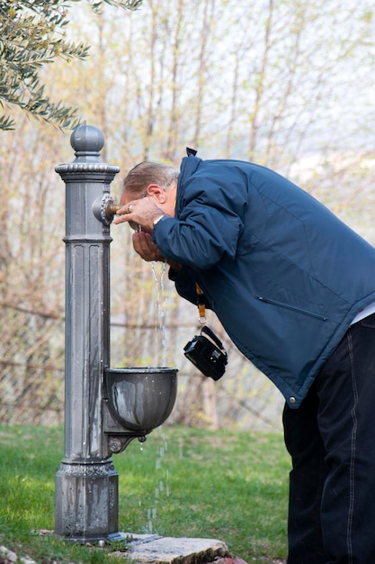 Z tyłu mężczyzna fotografujący przez kamerę