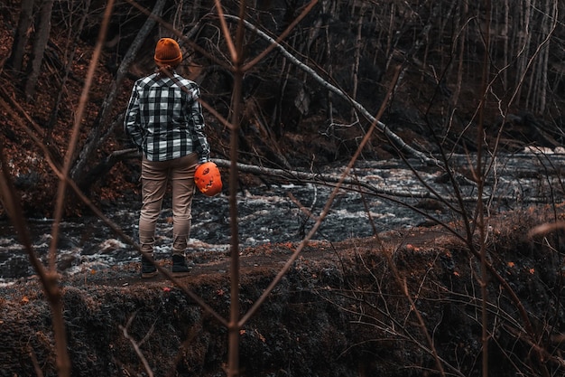 Zdjęcie z tyłu widok człowieka idącego po lesie