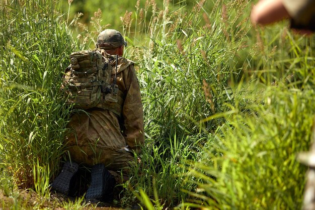 Zdjęcie z tyłu widok człowieka stojącego na polu