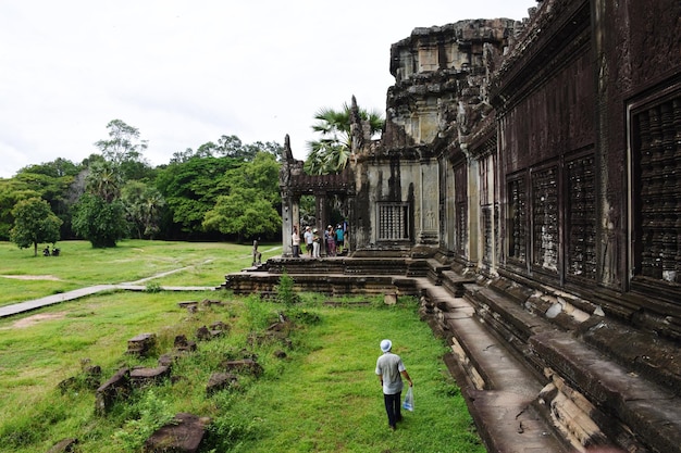 Z tyłu widok człowieka w Angkor Wat