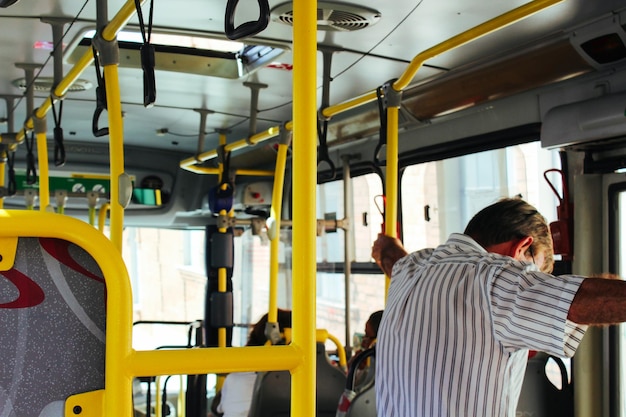 Z tyłu widok człowieka w autobusie