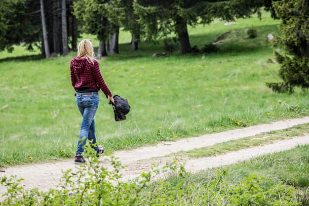 Zdjęcie z tyłu widok kobiety idącej po chodniku