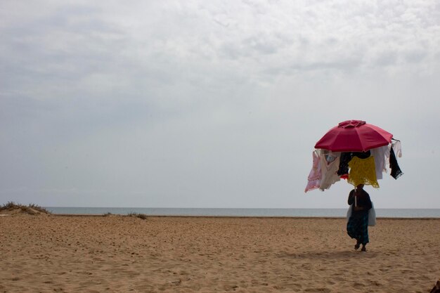 Zdjęcie z tyłu widok kobiety idącej po plaży