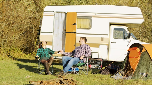 Zdjęcie z tyłu widok kobiety siedzącej na polu