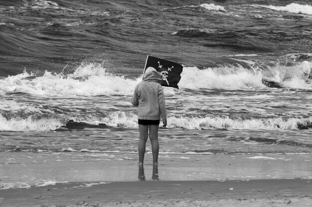 Zdjęcie z tyłu widok kobiety stojącej na plaży