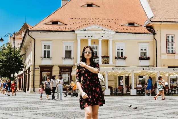 Z tyłu widok kobiety stojącej na ulicy