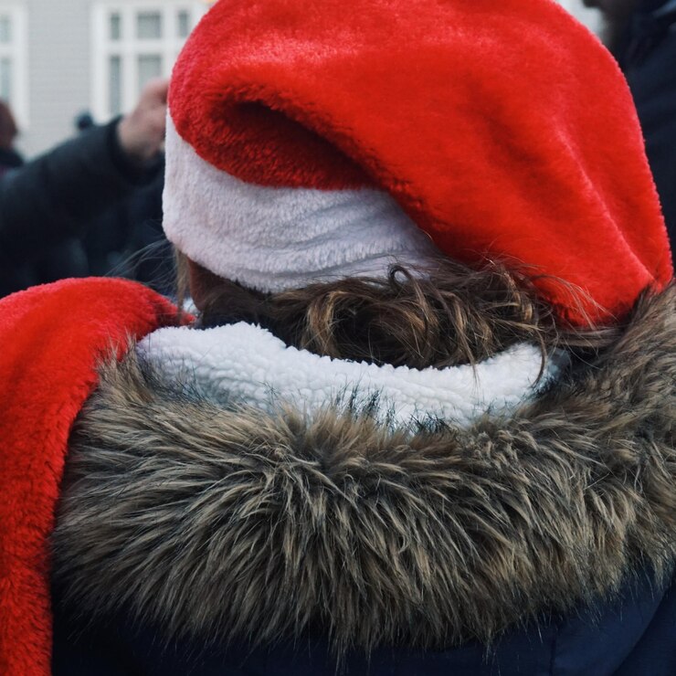 Zdjęcie z tyłu widok kobiety w ciepłych ubraniach stojącej na zewnątrz
