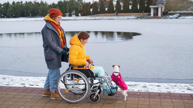 Zdjęcie z tyłu widok kobiety z rowerem na ulicy