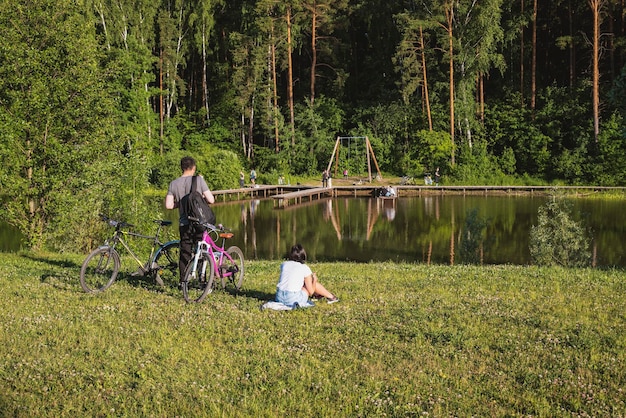 Zdjęcie z tyłu widok pary przy stawie