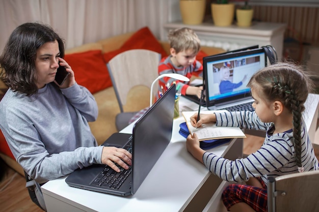 Z tyłu widok przyjaciół siedzących na laptopie