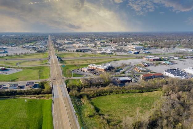 Z widokiem na małe miasteczko Fairview Heights na autostradach, węzłach drogowych Illinois w USA