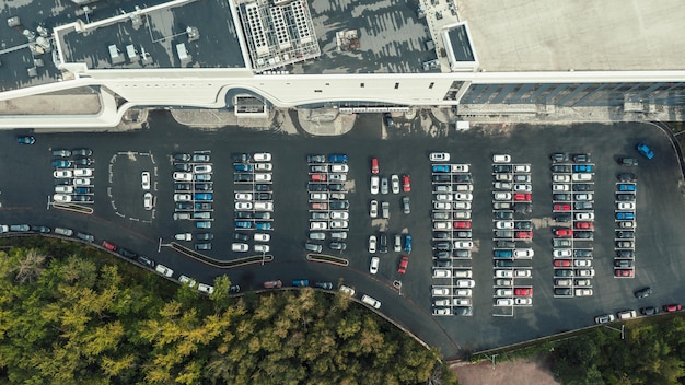 Z widoku z góry z drona wiele samochodów zaparkowanych na parkingu