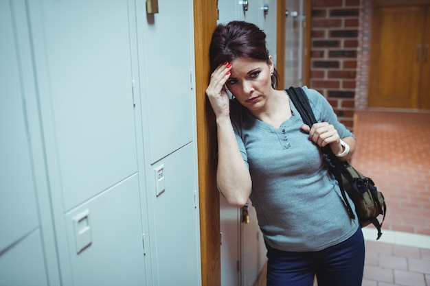 Zaakcentowana dojrzała studencka pozycja w szatni