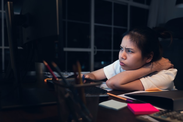 Zaakcentowany Azjatycki Biznesowej Kobiety Obsiadanie Na Krześle I Patrzeć Ekran Komputerowego Przy Nocą