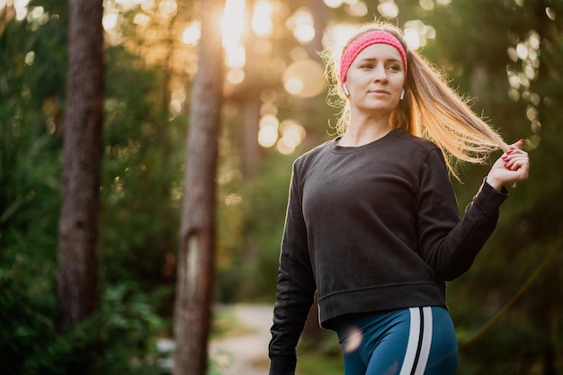 Zaangażowani w zdrowie w Parku na świeżym powietrzu wygodna odzież do sportowego portretu an