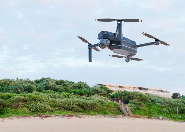 Zaawansowany Technologicznie Dron Latający Na Niebie Dron Z Profesjonalną Kamerą Robi Zdjęcia Copter Z Aparatem Cyfrowym O Wysokiej Rozdzielczości Nowoczesna Technologia Renderowania 3d