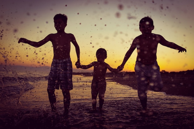 Zabawa dzieci bawi się splash na plaży