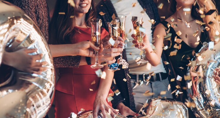 Zdjęcie zabawa jest w trakcie. zdjęcie firmy przyjaciół organizujących przyjęcie z alkoholem