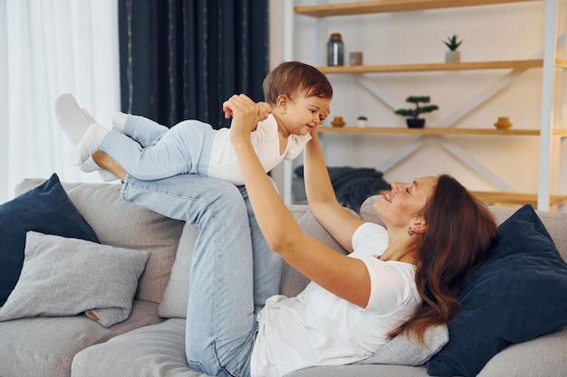 Zabawa na kanapie Mama z córeczką jest razem w domu