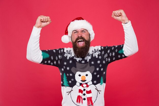 Zabawa Szczęście i radość Czas świętowania Emocjonalny mężczyzna Święty Mikołaj świętuje nowy rok Tradycyjne świętowanie Emocjonalne wyrażenie Uczucie niesamowitego udanego wesołego świętowania Bożego Narodzenia