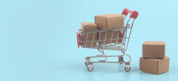 Zabawka koszyk z pudełek zakupy i koncepcja dostawy. Trend społeczeństwa konsumenckiego