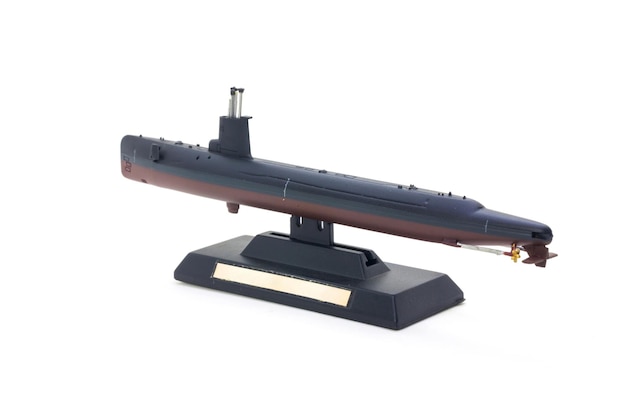 Zabawka modelu łodzi podwodnej izolować na białym tle