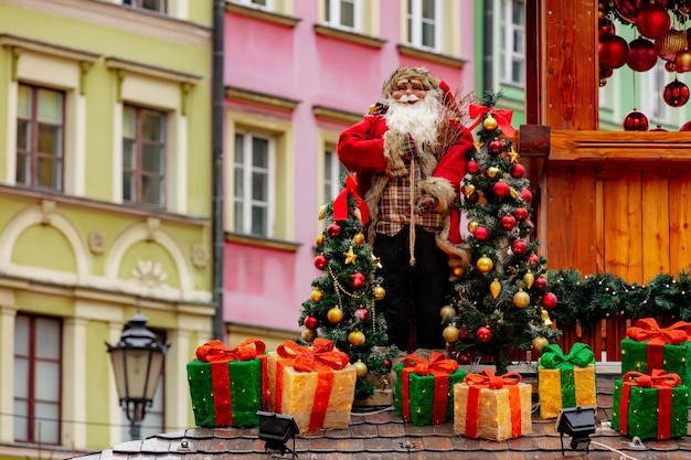 Zabawka Świętego Mikołaja na jarmarku bożonarodzeniowym we Wrocławiu