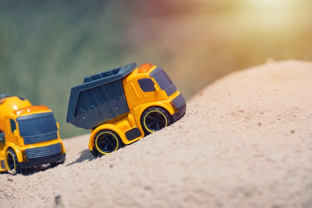 Zabawkarska ciężarówka na stosie piasek