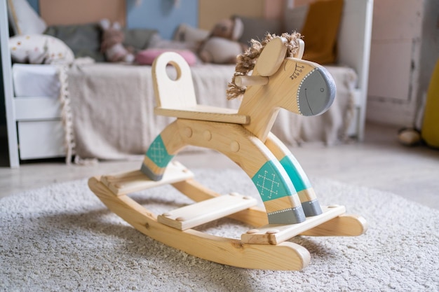 Zdjęcie zabawki dla dzieci drewniana huśtawka koń wykonana ręcznie