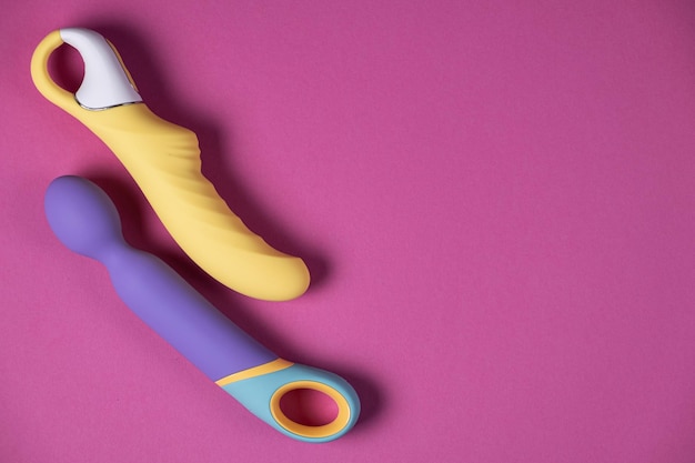 Zabawki erotyczne Wiele wibratorów na jasnym tle Przydatne dla dorosłych i sex shopu