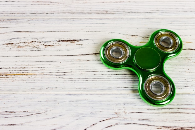 Zabawki Fidget Spinner dla odprężenia na tle tabeli drewna z miejsca na kopię dla kreatywnego projektu