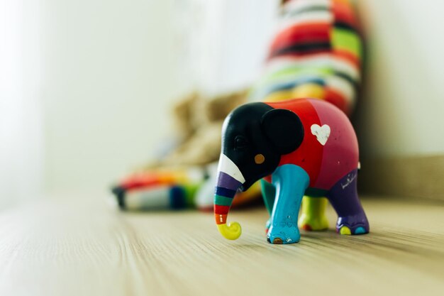 Zdjęcie zabawki słoni na drewnianej podłodze selektywna ostrość z płytką głębią ostrości