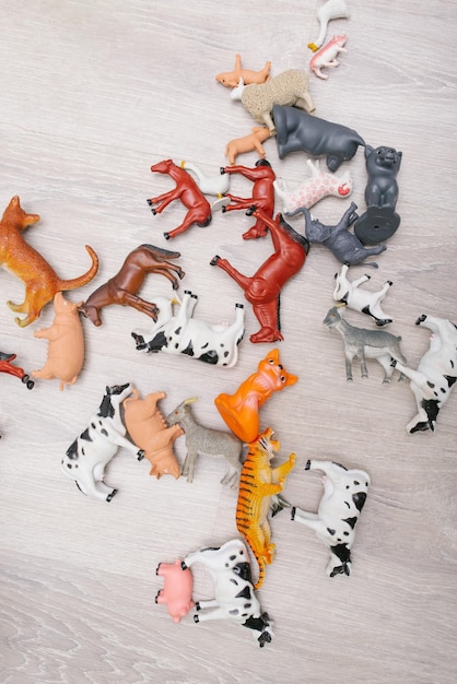 Zabawki to różne zwierzęta do zabawy w pokoju dziecięcym