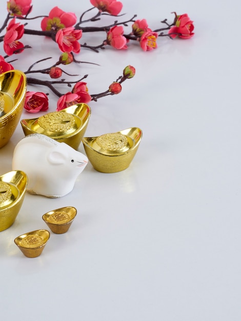 Zabawkowa Mysz Ze Złotymi Pojemnikami I Kwiatami