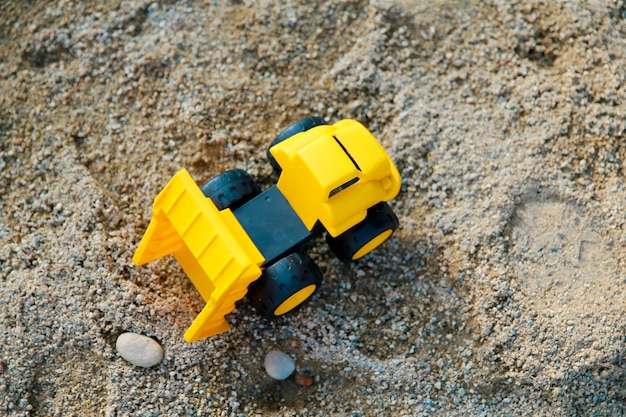 Zabawkowa wywrotka służąca do zabawy w piasku, który dzieci uwielbiają