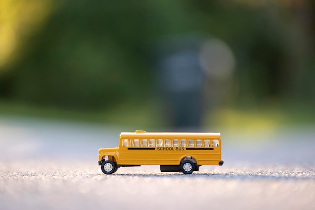 Zabawkowy amerykański żółty autobus szkolny jako symbol edukacji w USA