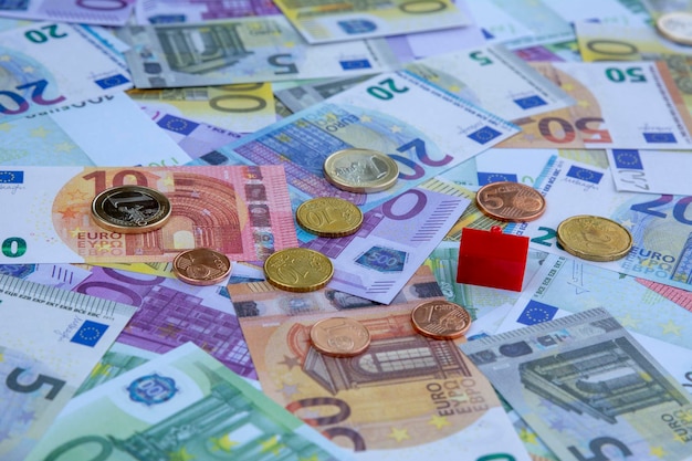 Zabawkowy domek na banknoty euro jako tło