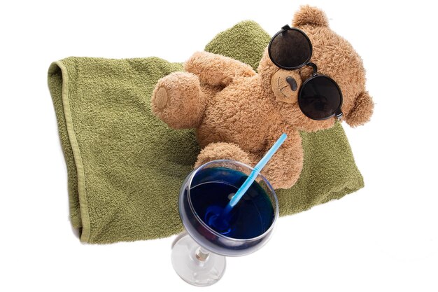 Zabawkowy niedźwiedź brunatny spędza wakacje w okularach przeciwsłonecznych