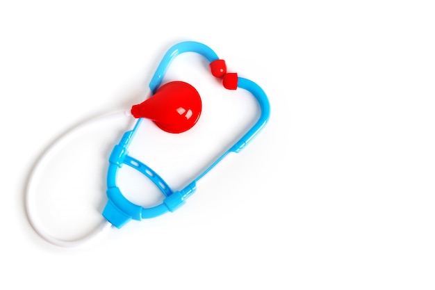Zabawkowy plastikowy stetoskop w kolorze czerwonym i niebieskim na białym tle, płaski lay