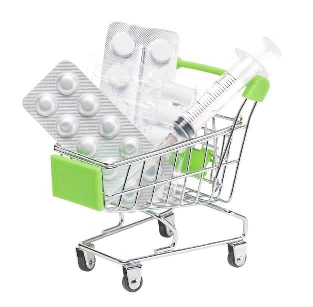 Zabawkowy wózek spożywczy z tabletkami w blistrze z ampułkami szczepionki i strzykawką na na białym tle