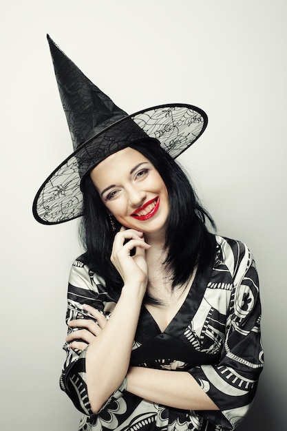 Zabawna czarownica Młoda szczęśliwa kobieta z canival kapeluszem.