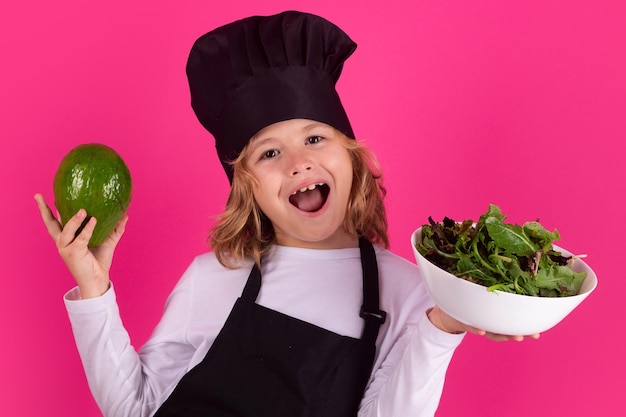 Zabawna dziecko kucharz z awokado i warzyw Kid kucharz studio portret kucharz Dzieci gotowania Chłopiec Kid z fartuch i kapelusz szefa kuchni