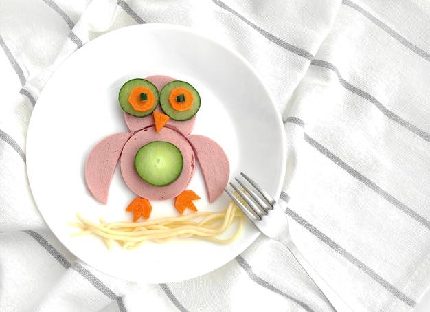 Zdjęcie zabawna jadalna choinka z ogórków i marchewek na śniadanie dla dzieci. widok z góry na c