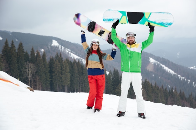 Zabawna, Kochająca Się Para Snowboardzistów Na Stokach Mroźny Zimowy Dzień