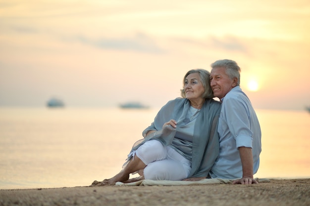 Zabawna Starsza Para Poszła Na Plażę, Aby Cieszyć Się Morską Bryzą