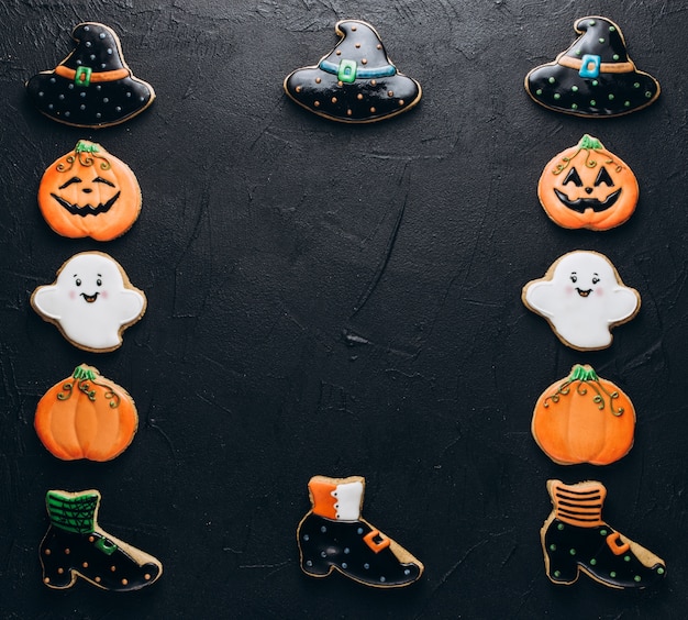 Zabawne pyszne herbatniki imbirowe na Halloween na stole. poziomy widok z góry