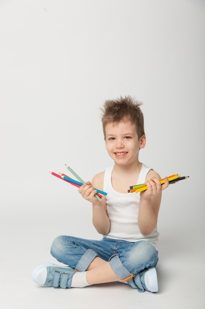 Zabawne słodkie dziecko z ołówkami