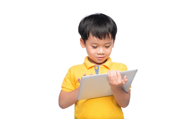 Zabawny Azjatycki Chłopiec Trzymający Komputer Typu Tablet