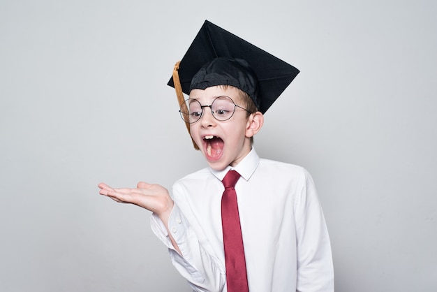 Zabawny chłopak w kapeluszu ukończeniu szkoły. Koncepcja edukacji. Gimnazjum, gimnazjum. Skopiuj miejsce