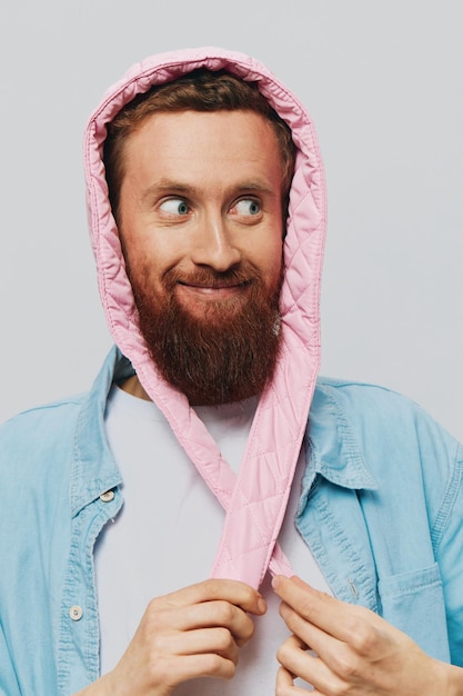 Zabawny człowiek w różowym kapeluszu portret na jasno szarym tle Uśmiech i pozytywne emocje